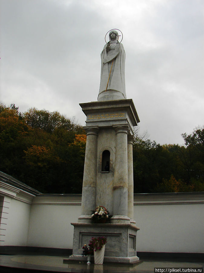 Монумент Пресвятой Богородицы — Игумении у входа в Святогорскую лавру. Установлен в 2004 году в честь присвоения Святогорскому монастырю статуса Лавры с её освящением. Святогорск, Украина