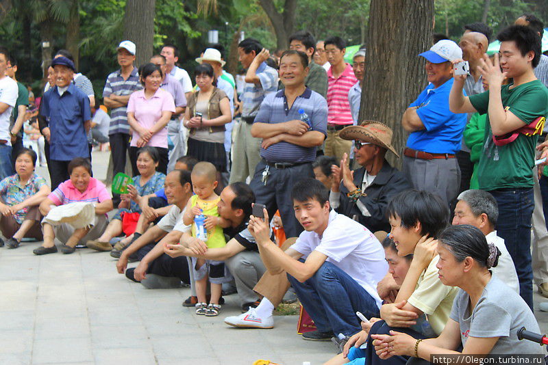 Зрители театра Сиань, Китай