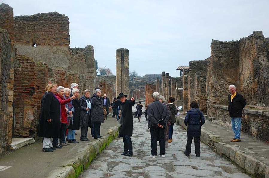 Ближе к выходу опять толпы туристов Помпеи, Италия