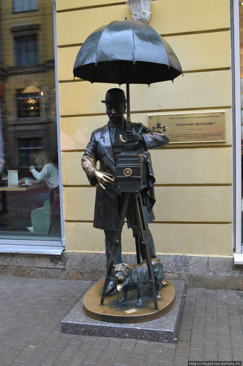 Памятник петербургскому фотографу
