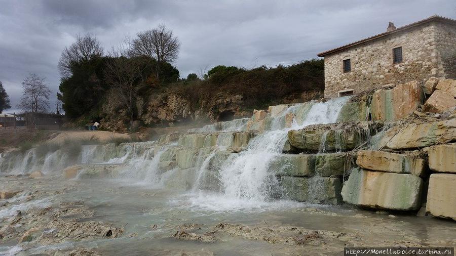 Каскад термальной воды в Терме ди  Сатурния — 22 января Сатурния, Италия