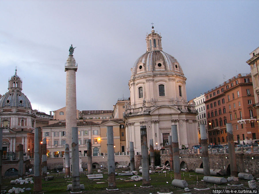 Колонна Траяна и церковь Церковь Святой имени Марии Рим, Италия