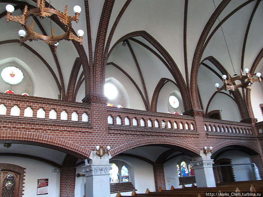 Костел внутри имеет оригинальное обустройство,  так как раньше был евангелистский. Отличается от римско-католических. Пачкув, Польша