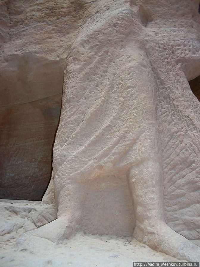 Выдолбленные в скалах человеческие изображения Петра, Иордания