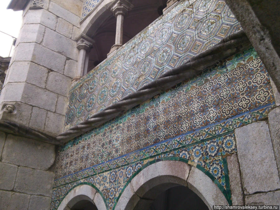 Синтра. Коллекция старинной плитки во дворике дворца Пена Синтра, Португалия