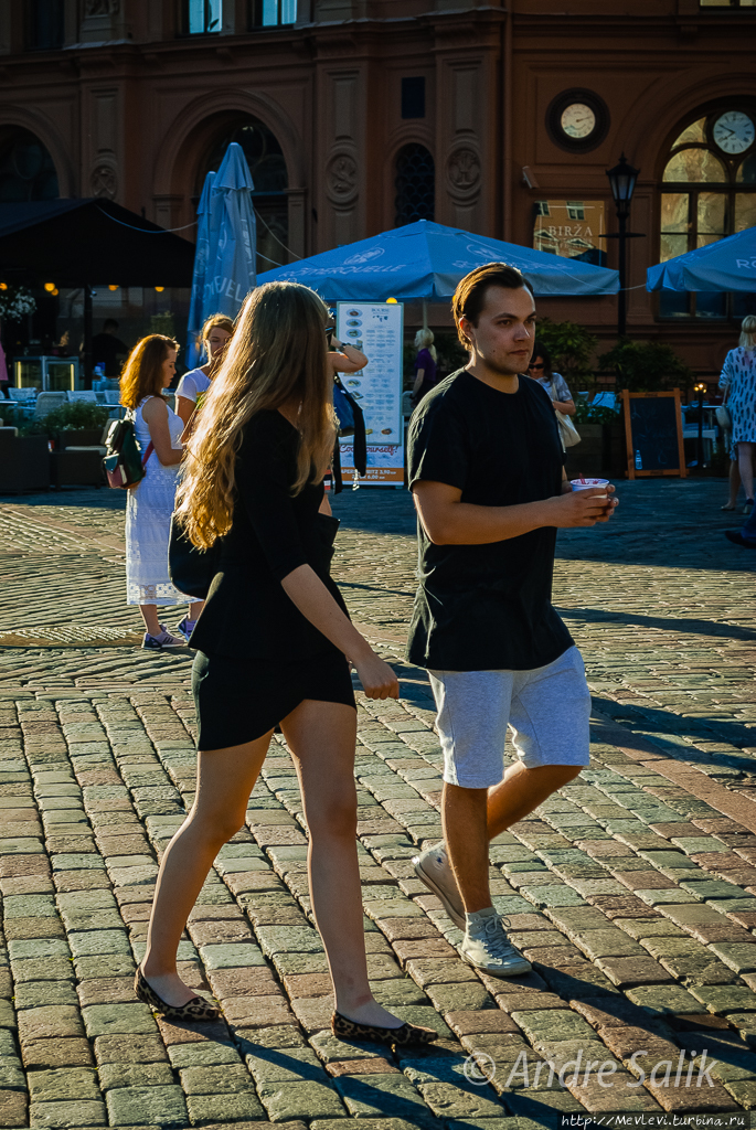 Флешмоб. Обнимашки .Старая Рига. Домская площадь. Рига, Латвия Флешмоб. Обнимашки .Старая Рига. Домская площадь. Рига, Латвия