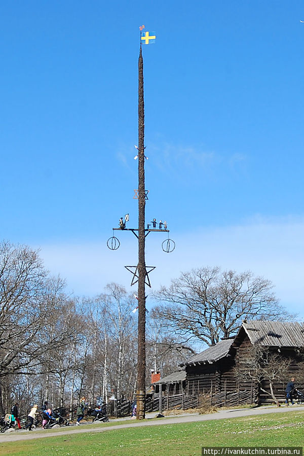 Весенний шест, что-то относящееся к празднованию Ивана Купалы. Весенний шест, что-то относящееся к празднованию Ивана Купалы.