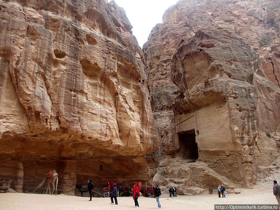 Петра. Продолжение. На площади у мавзолея Эль-Хазне Петра, Иордания Петра. Продолжение. На площади у мавзолея Эль-Хазне Петра, Иордания