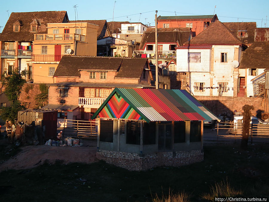 Это одна из немногочисленных фотографий, сделанных из окна машины во время трансфера в отель в Антананариву. Конечно, она совершенно не передает реального ужаса и нищеты, вони и грязи, царящих в городе на самом деле. Такой нищеты я, правда, еще нигде не встречала ... хотя ЭТА фотография, умилительна, не правда? Мадагаскар Это одна из немногочисленных фотографий, сделанных из окна машины во время трансфера в отель в Антананариву. Конечно, она совершенно не передает реального ужаса и нищеты, вони и грязи, царящих в городе на самом деле. Такой нищеты я, правда, еще нигде не встречала ... хотя ЭТА фотография, умилительна, не правда? Мадагаскар