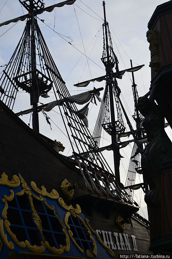 А бока мои грязны —
Таи не таи,-
Так любуйтесь на язвы
И раны мои! Тунис А бока мои грязны —
Таи не таи,-
Так любуйтесь на язвы
И раны мои! Тунис