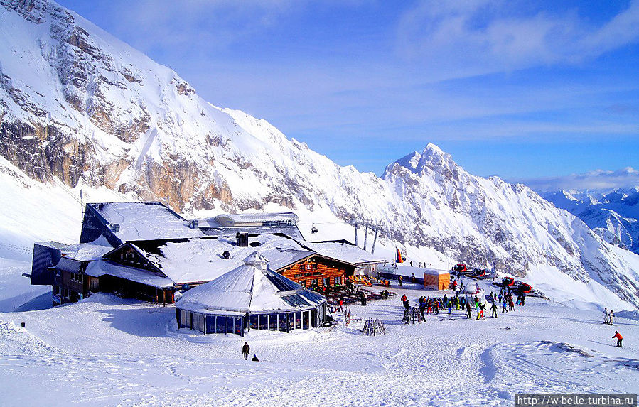 Здесь горнолыжники и сноубордисты наслаждаются покрытыми естественным снегом спусками общей длиной 22 километра, залитыми солнечными лучами. Гармиш-Партенкирхен, Германия