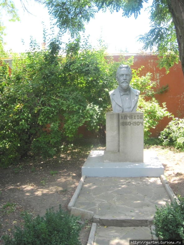 Слева от входа расположен один из памятников писателю (первый памятник писателю в СССР) — бюст, установленный в 1935 году. Таганрог, Россия