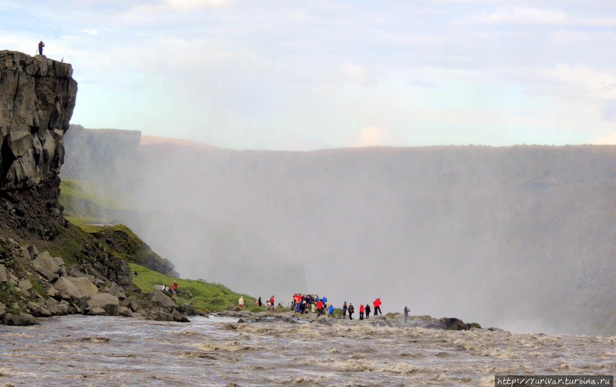 К водопаду Деттифосс можно подъехать и со стороны левого берега Деттифосс водопад, Исландия