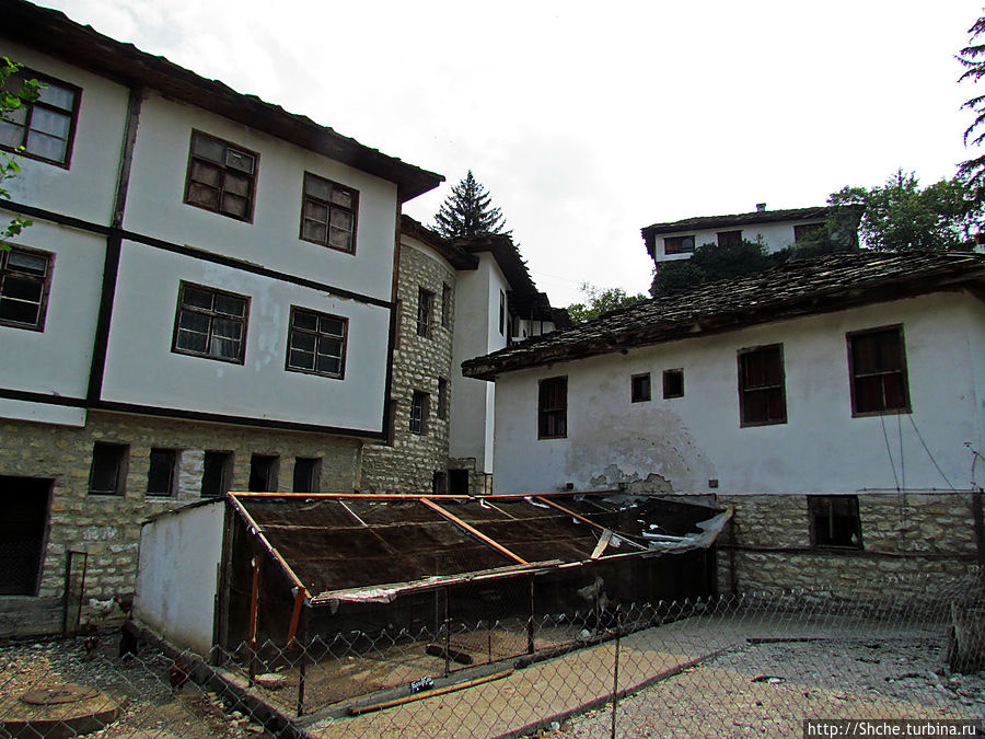 пройдя вдоль реки попали в жилую часть монастря, обычно такие зоны закрывают для туристов Черепиш, Болгария
