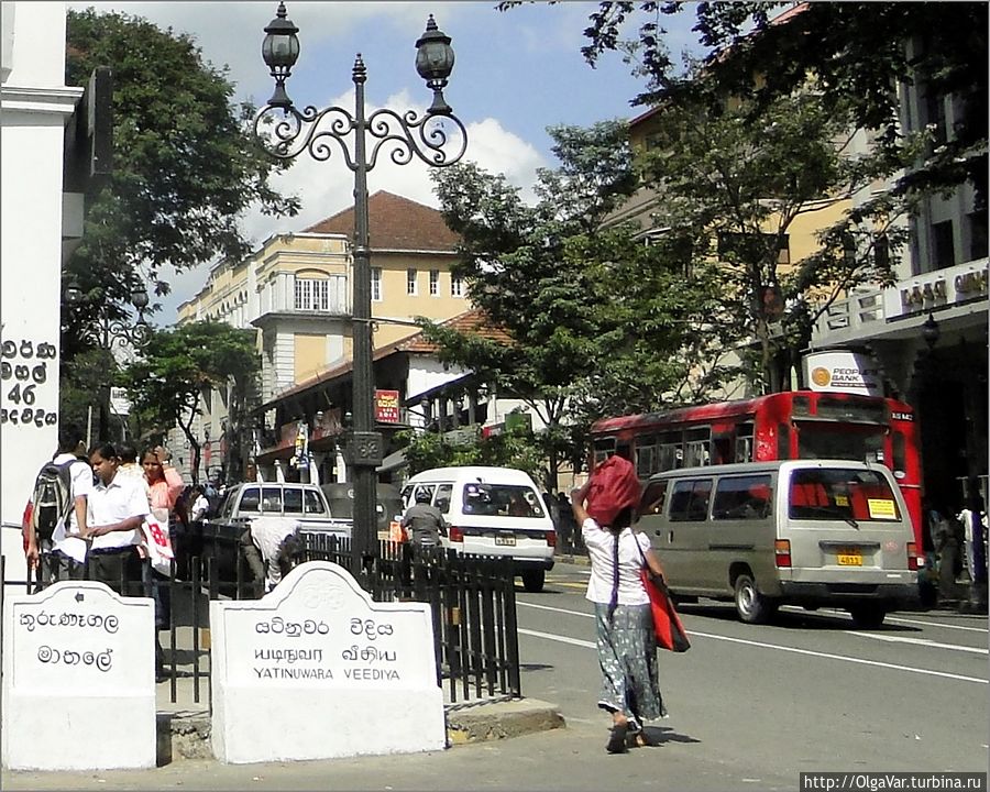 *При англичанах город стали называть Канди, слегка изменив сингальское выражение, — *При англичанах город стали называть Канди, слегка изменив сингальское выражение, —
