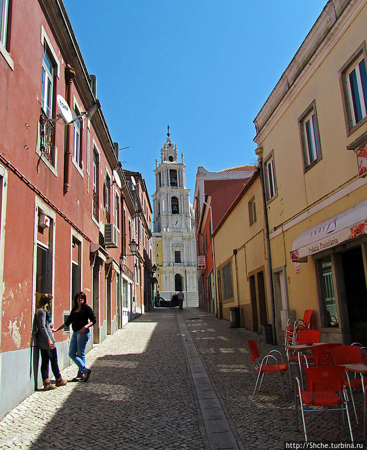 узкие улочки исторического района Мафра, Португалия