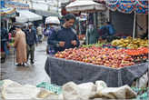 О, а это похоже хозяин этих самых персиков. Торговля — одно из главных занятий марокканцев. Торгуют и молодые и старики. Чаще всего — именно фруктами...