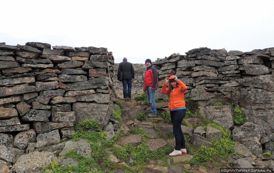 Стены крепости натуральные, но кое-где доложены каменной кладкой Саударкрокур, Исландия
