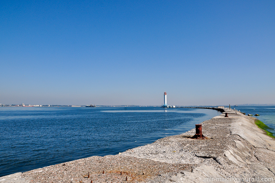 Чтоб дойти до маяка, нужно пройти по так называемому Рейдовому (раньше Карантинному) молу. Чтоб дойти до маяка, нужно пройти по так называемому Рейдовому (раньше Карантинному) молу.