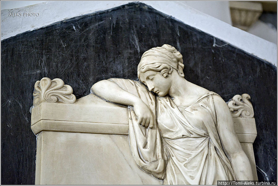 Характерное убранство любой католической церкви — это алтарь, распятие, различные изображения Девы Марии, скульптуры, витражи...
* Характерное убранство любой католической церкви — это алтарь, распятие, различные изображения Девы Марии, скульптуры, витражи...
*