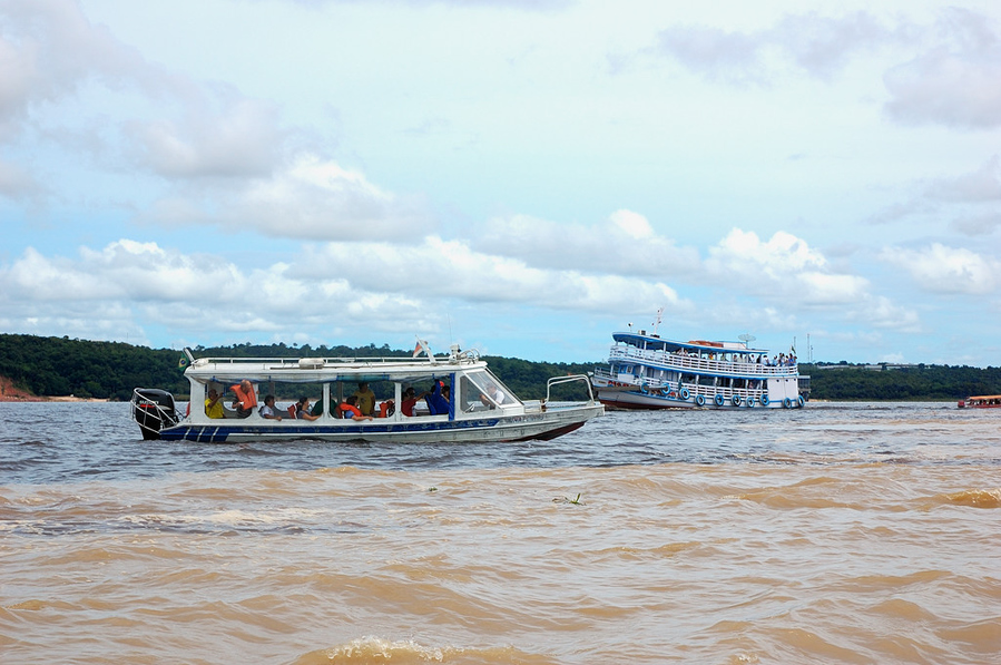 Место слияния рек Риу-Негру и Солимоеш / The confluence of the Rio Negro and Solimoes