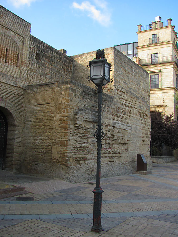 Подошли к стенам древней мавританской крепости. XII век, между прочим. Подошли к стенам древней мавританской крепости. XII век, между прочим.