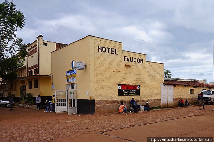 Отель. Он вполне адекватный, просто находится во дворе, а это лишь реклама на стенке. Отель. Он вполне адекватный, просто находится во дворе, а это лишь реклама на стенке.