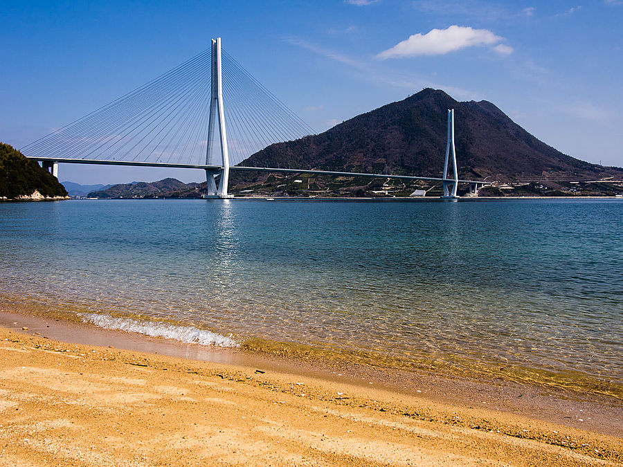 Сначала красивое для примера, потом по порядку. Это — мост Татара-охаси между островами Омисима и Икутидзима. Имабари, Япония