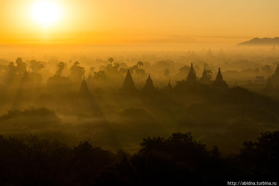 Дымчатый рассвет над Баганом Баган, Мьянма