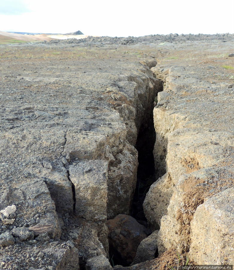 Ходить в этих местах опасно — можно провалиться в глубокую трещину Рейкьяхлид, Исландия