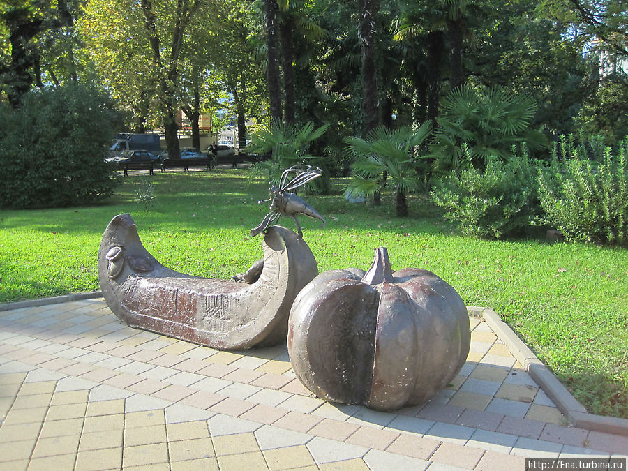 Скульптуры на площади Искусств. Гусеница-лавка и тыква Сочи, Россия