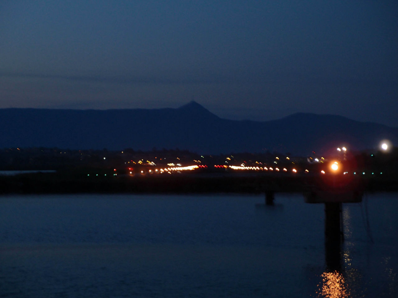 Самолет летит в Канóни Канони, остров Корфу, Греция Самолет летит в Канóни Канони, остров Корфу, Греция