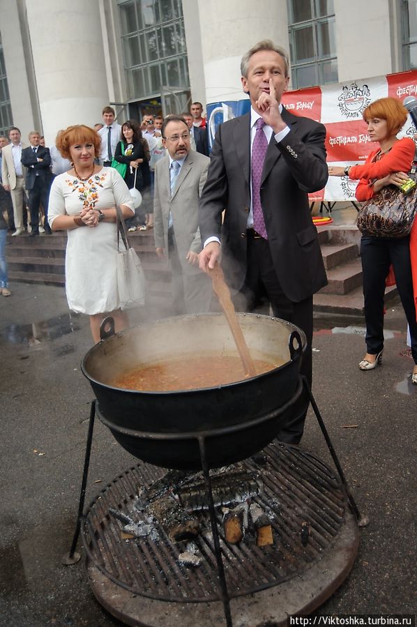 Даже мэр города Борщёва умеет варить борщ! :)