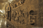 На стенах из соли, вырезаны известные сцены по библейским мотивам.