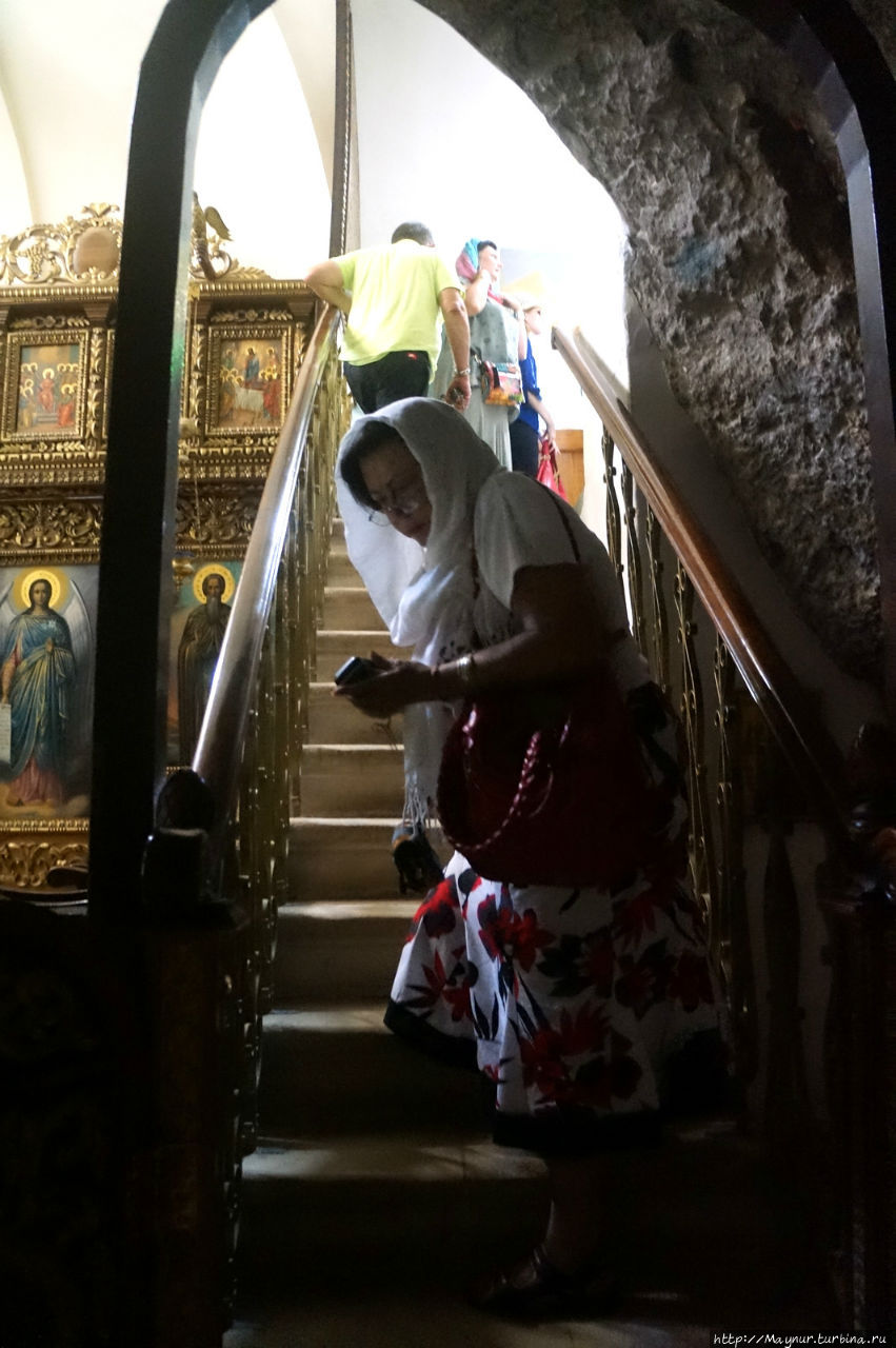 Лестница, ведущая  в  часовенку, в которой молился Иисус Иерусалим, Израиль