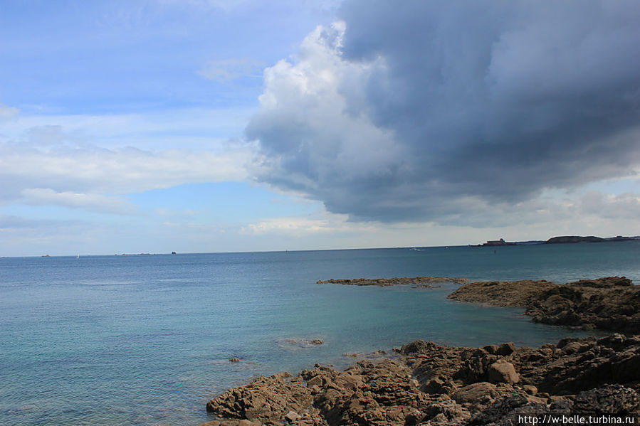 Нас нагоняли свинцовые тучи, а мы от них сбегали в солнце. Нас нагоняли свинцовые тучи, а мы от них сбегали в солнце.
