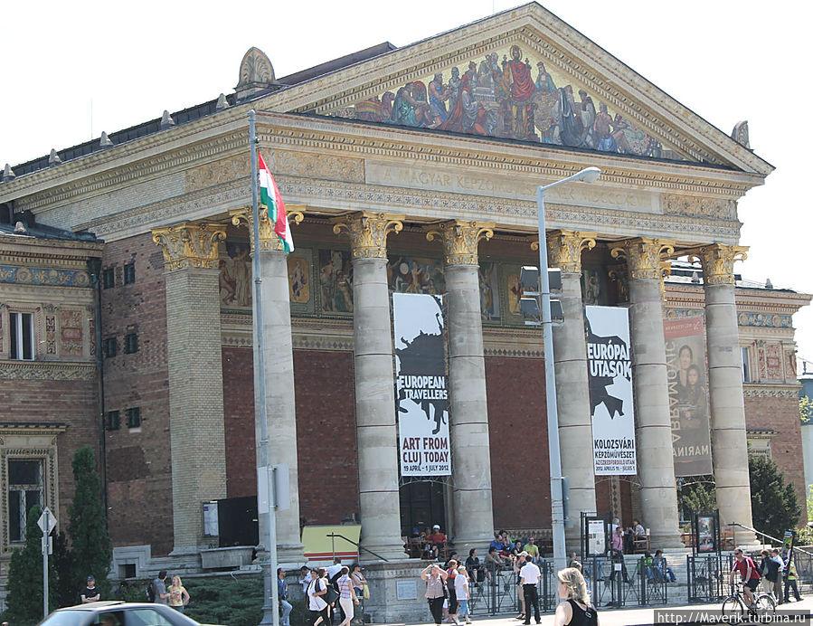 Выставочный зал, музей современного искусства.
Здание напоминает древнегреческий храм. Построено в 1896 году. Будапешт, Венгрия