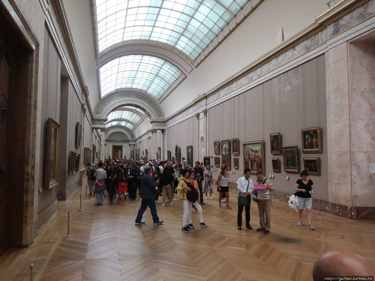 Общая панорама зала итальянской живописи. Покупаем сувениры и перемещаемся на первый этаж, чтобы пройтись по залу древнего Египта. Париж, Франция Общая панорама зала итальянской живописи. Покупаем сувениры и перемещаемся на первый этаж, чтобы пройтись по залу древнего Египта. Париж, Франция