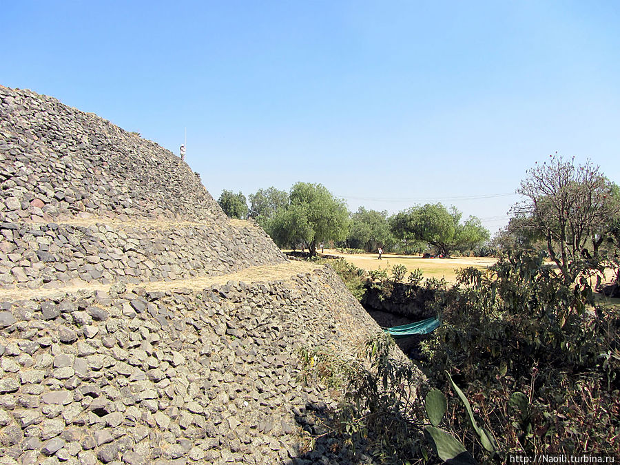 Пирамида с трех сторон окружена рвом