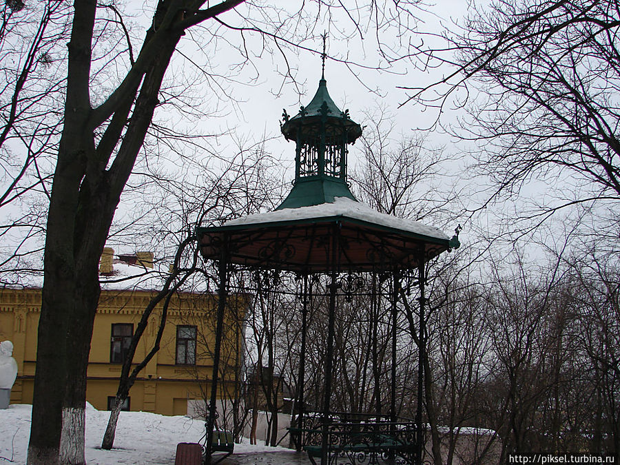 На территории сквера-парка возле музея Киев, Украина