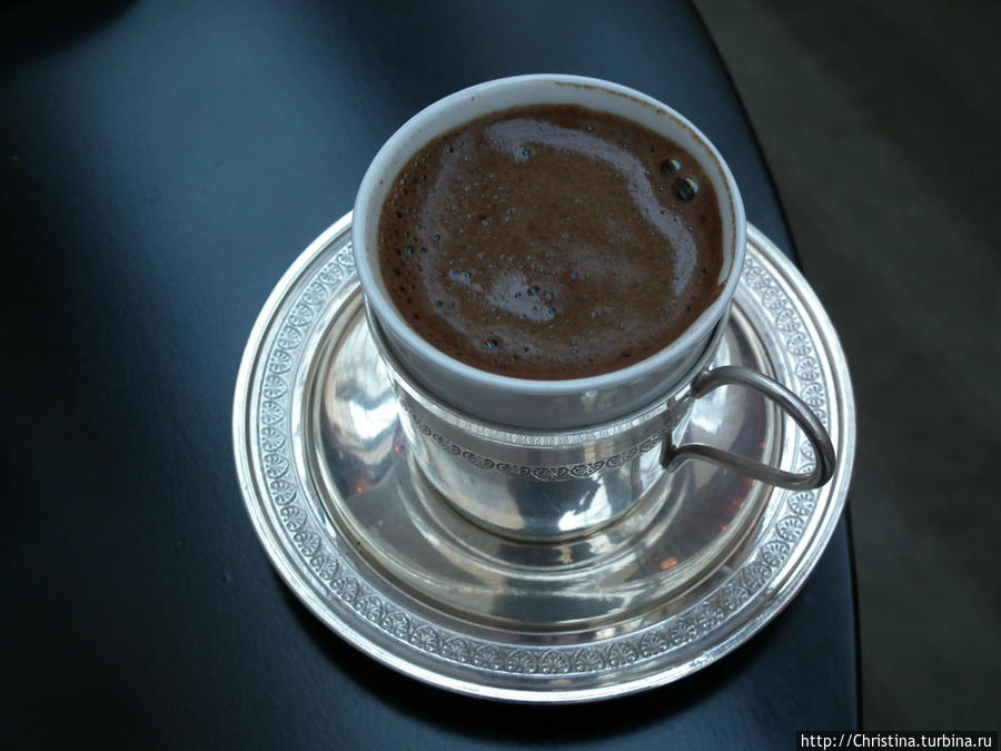 На завтраке я не упускала возможности упиться турецким кофе. Кофе по-турецки — мой самый любимый вид этого напитка! Доходило до неприличия: я заказывала по пять чашек за завтраком ))) ... Стамбул, Турция