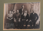 Николай Сергеевич (сидит второй справа) и Василий Сергеевич (стоит) Киселёвы в кругу семьи. Фото начала ХХ в.(Из Интернета)