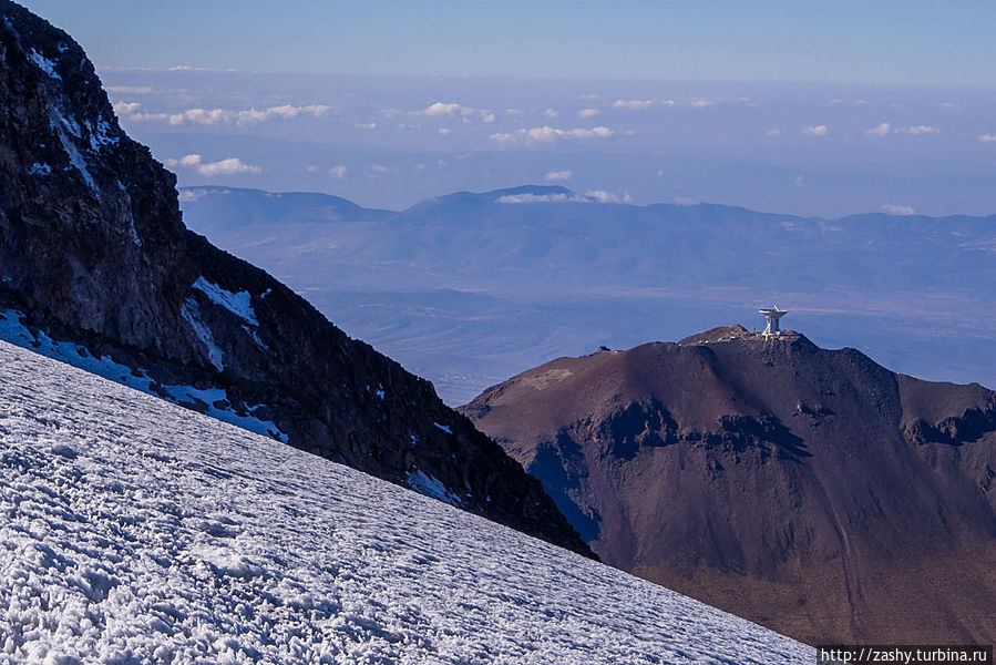 По дороге можно полюбоваться соседней вершиной Sierra Negra, на которой установлен огромный телескоп. Вулкан Орисаба (5636м) Национальный парк, Мексика