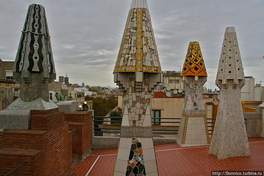 Каминных шишек на крыше много, и самых разных Барселона, Испания