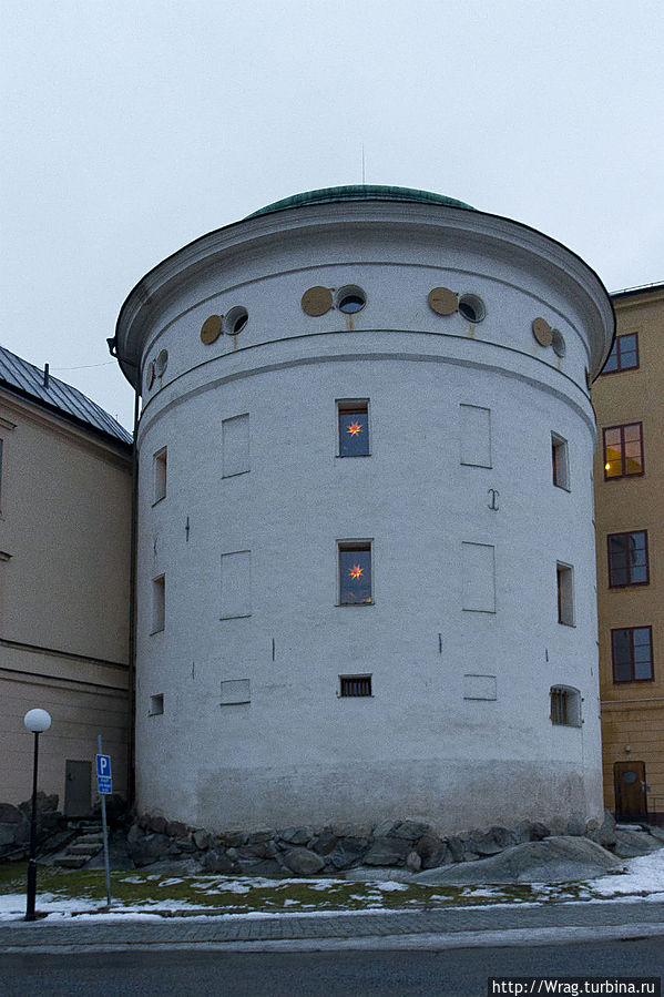 На нём находится самое старинное сооружение города — башня 16 века. Стокгольм, Швеция