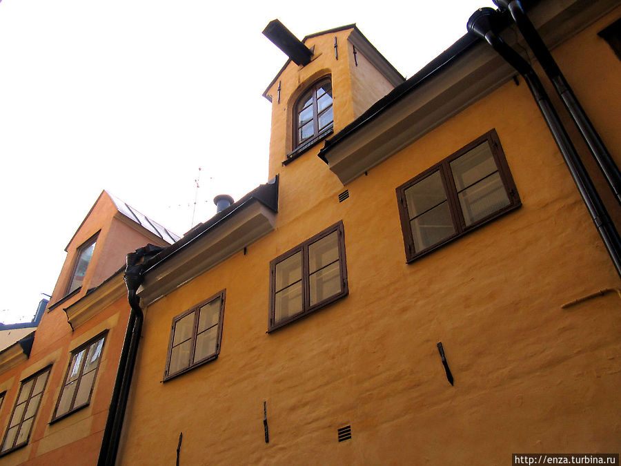 На этом доме видны сразу два На этом доме видны сразу два