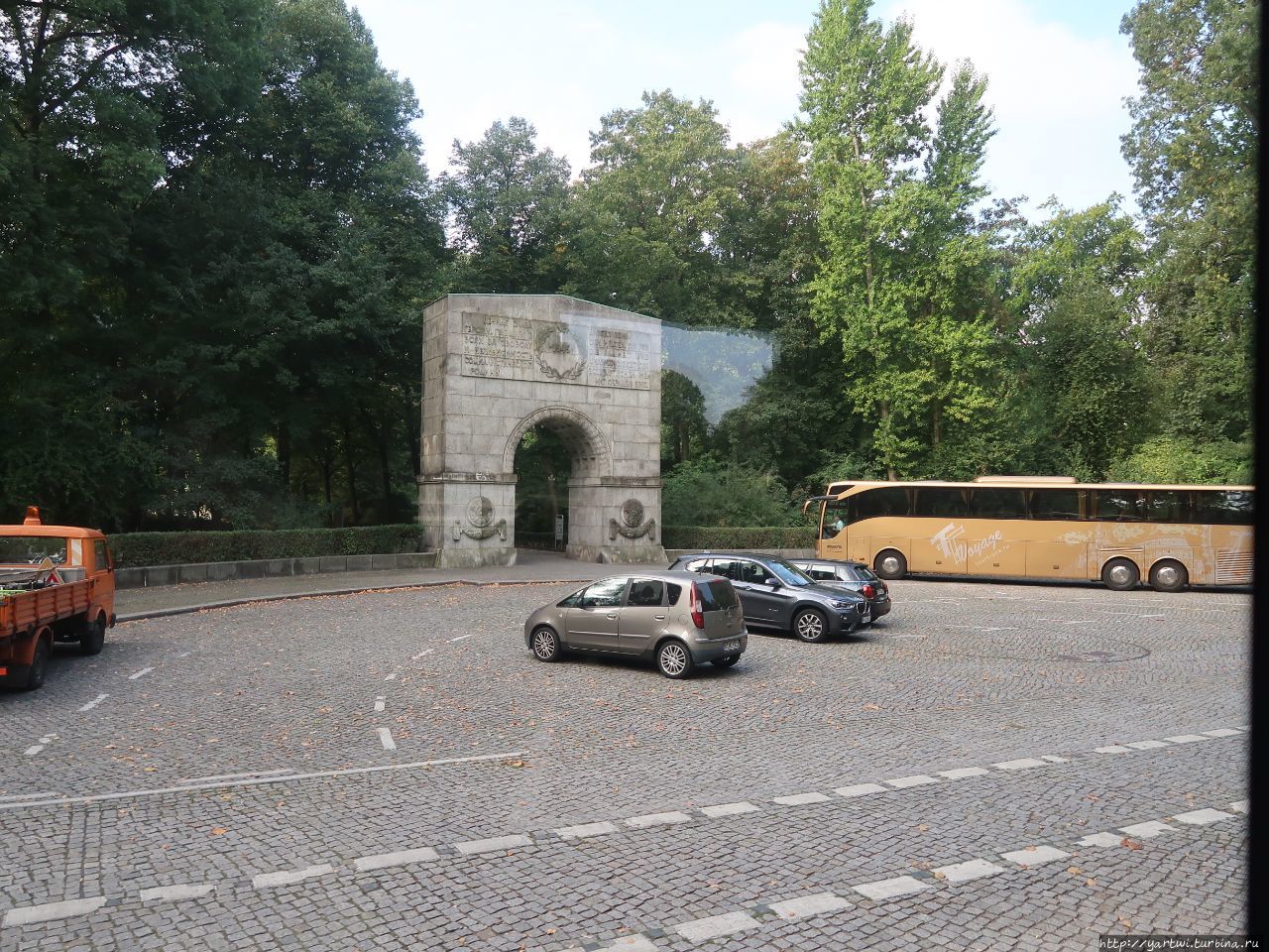 Первая наша остановка в Берлине — Трептов-парк, который находится на берегу реки Шпрее. Берлин, Германия