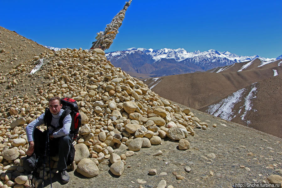спустились/поднялись — вот очередная куча камней, означающая перевал, на этот раз Ghami Lo 3750m. Гами, Непал