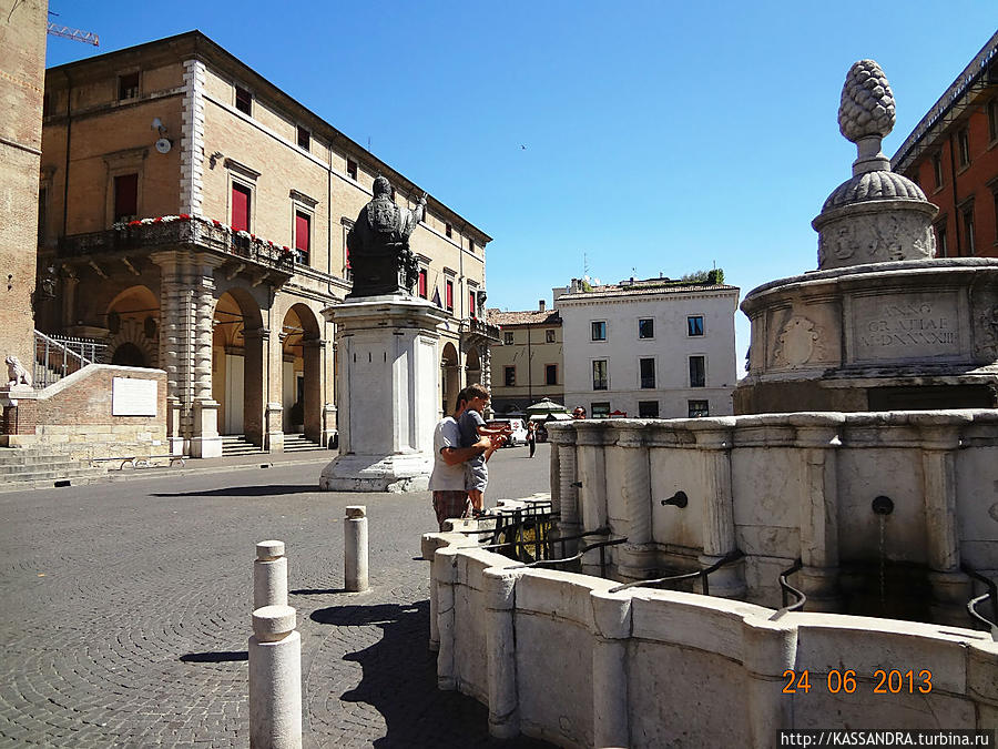 Площадь и фонтан в Римини Венеция, Италия