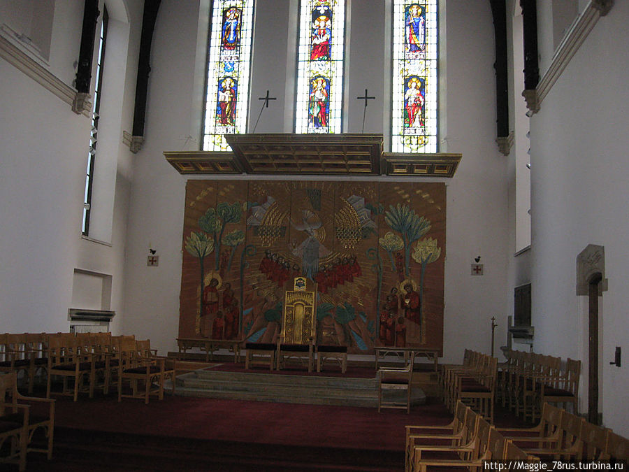 В восточной части собора — триптих Святой Дух, вырезанный из дерева по заказу Стивеном Фостером в 1998 году. Нортхемптон, Великобритания